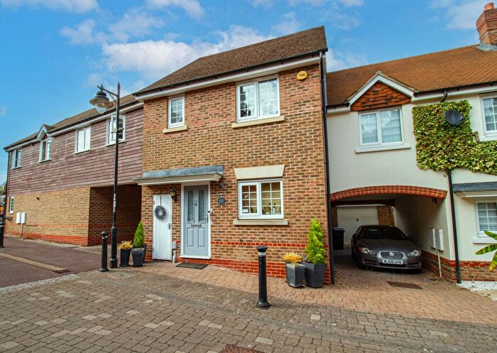 3 Bedroom Link Detached House For Sale In The West Hundreds, Fleet, GU51