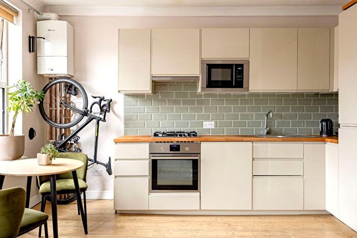 1 Bedroom Flat For Sale In Arragon Road, Central Twickenham, TW1