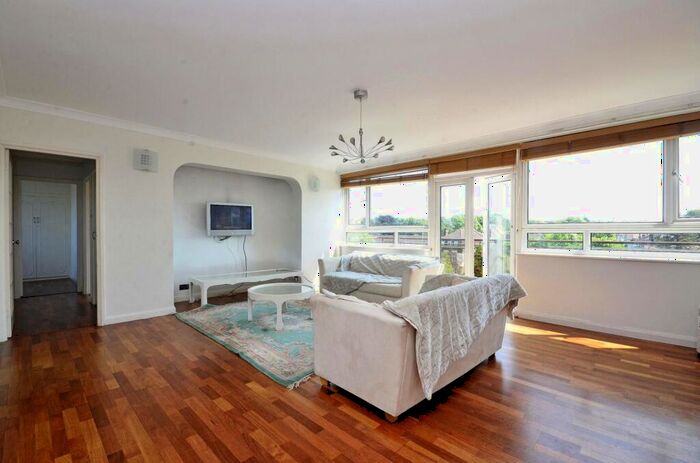 2 Bedroom Flat To Rent In Chessington Lodge, Regents Park Road, Finchley Central, London, N3