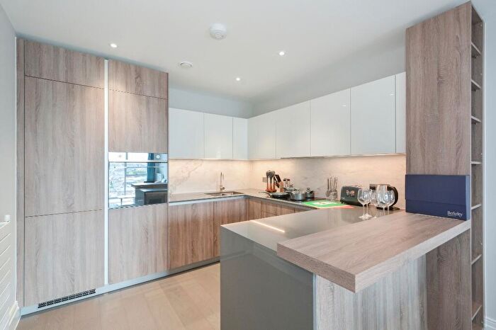 2 Bedroom Apartment For Sale In Queenshurst Square, Kingston Upon Thames, Surrey, KT2