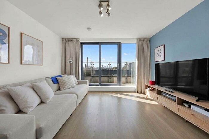 3 Bedroom Flat For Sale In Aubers Ridge Court, Bow, E3