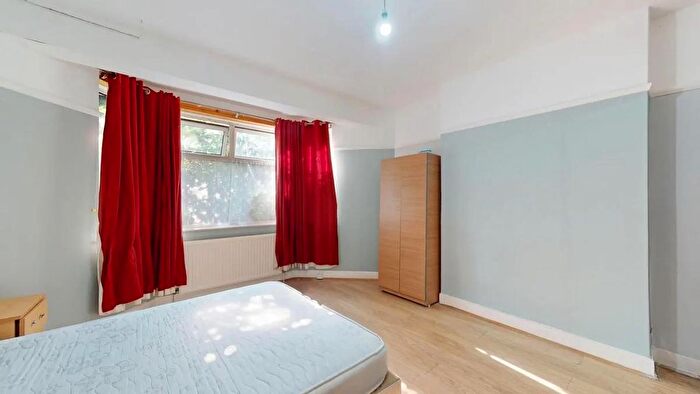 2 Bedroom Flat To Rent In Acton, W3