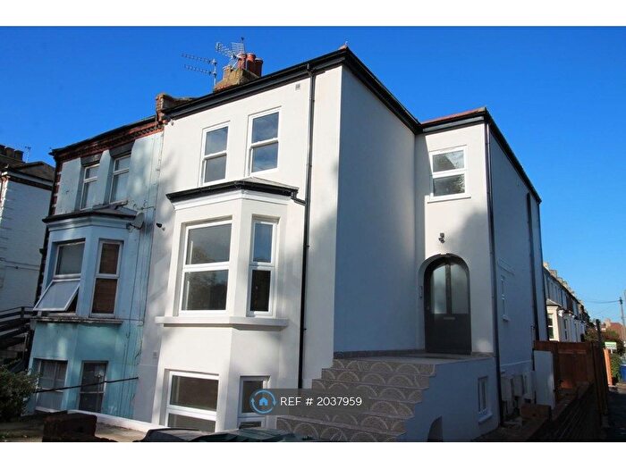 3 Bedroom Flat To Rent In Ballards Lane, London, N3