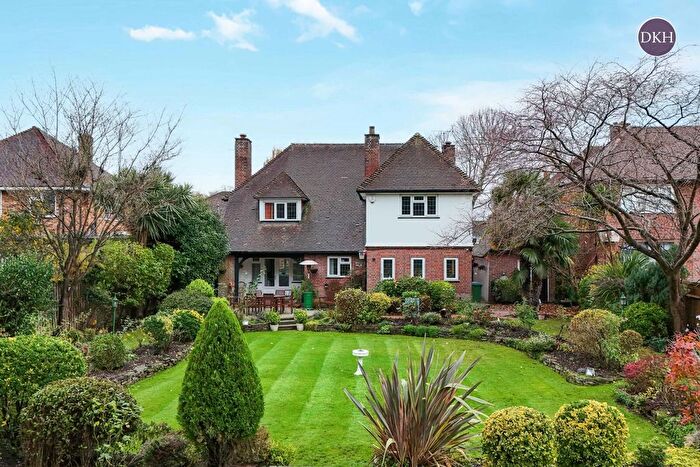 4 Bedroom Detached House For Sale In The Avenue, Watford, Hertfordshire, WD17