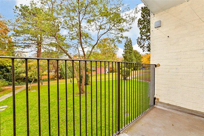 2 Bedroom Flat For Sale In Westmoreland Drive, Sutton, Surrey, SM2