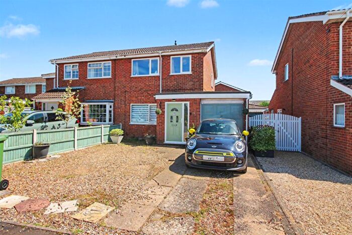 3 Bedroom Semi Detached House For Sale In Magnolia Close, Horsford, Norwich, NR10
