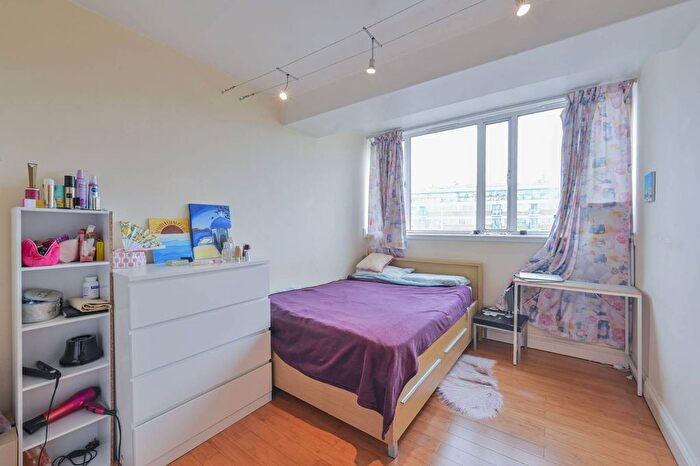 2 Bedroom Flat For Sale In Churchill Gardens, Pimlico, London, SW1V