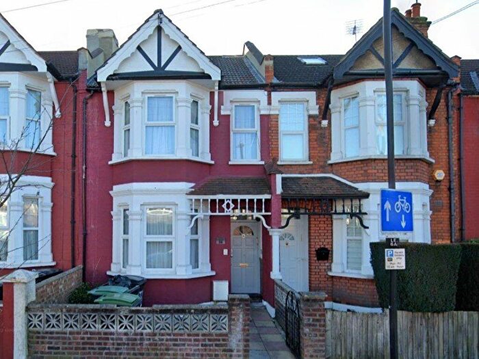 3 Bedroom House To Rent In Lealand Road - Online Enquiries Only, N15