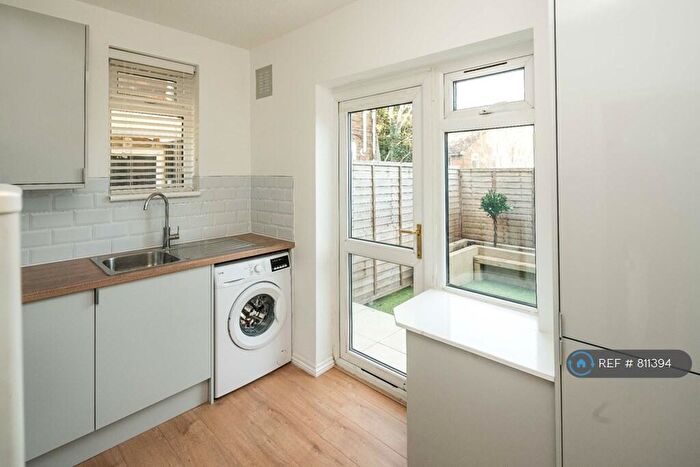 2 Bedroom Maisonette To Rent In Beulah Hill, London, SE19