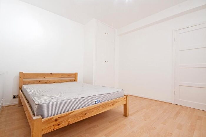 3 Bedroom Flat To Rent In Heron House, Barrow Hill Estate, London, NW8