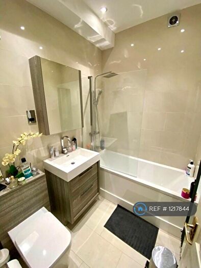 2 Bedroom Flat To Rent In Woodside Park Road, London, N12