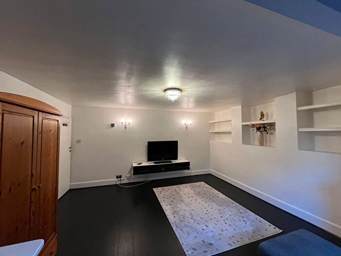 2 Bedroom Flat To Rent In Dunsmure Road, London, N16