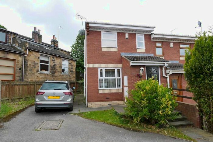 2 Bedroom Town House To Rent In Laneside Gardens, Morley, Leeds, LS27
