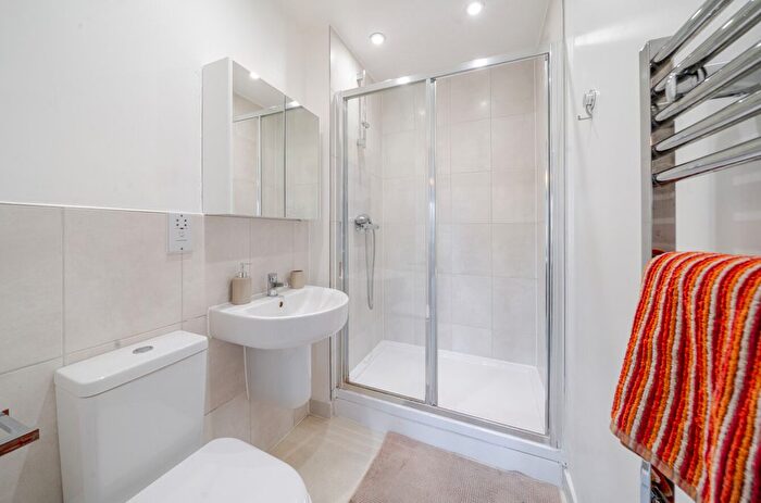 2 Bedroom Flat For Sale In Devonshire House, Putney Hill, London, SW15