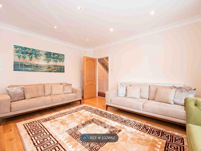 4 Bedroom Semi-Detached House To Rent In Buxton Drive, New Malden, KT3
