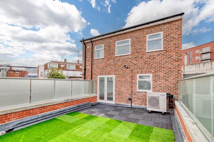 4 Bedroom Detached House To Rent In Accommodation Road, Walton-On-Thames, KT12