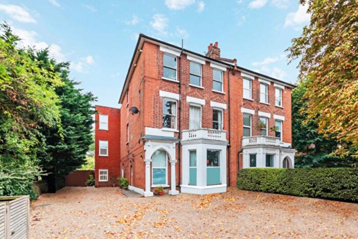 3 Bedroom Maisonette For Sale In Idmiston Road, London, SE27