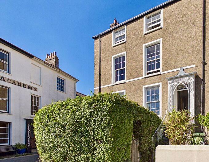 3 Bedroom Flat For Sale In North Parade, Penzance, TR18