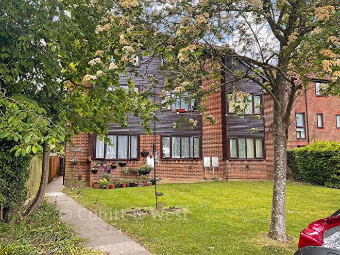 1 Bedroom Flat For Sale In Archers Court, Crawley, West Sussex, RH10