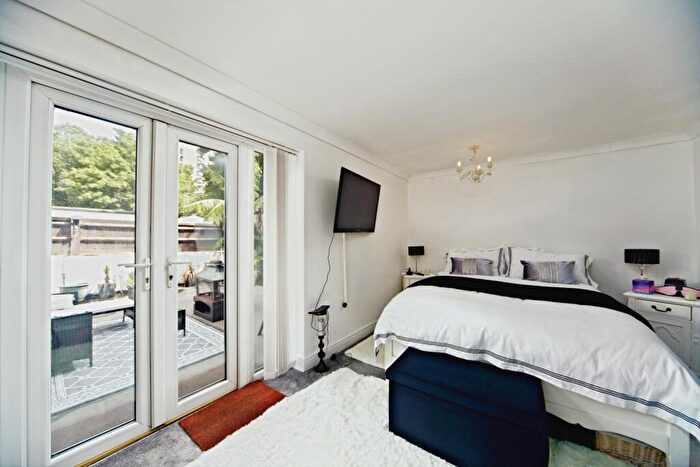 1 Bedroom Flat For Sale In Lennox Gardens, Croydon, Surrey, CR0