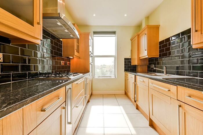 2 Bedroom Flat To Rent In Grove Park Farm, Grove Park, London, W4