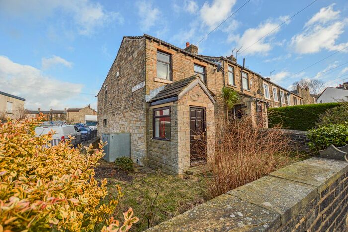 3 Bedroom End Of Terrace House To Rent In Almondbury Bank, Moldgreen, Huddersfield, HD5