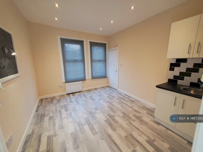 Studio To Rent In Battersea, London, SW11