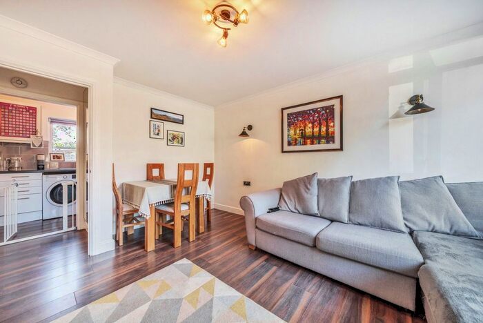 1 Bedroom Flat To Rent In Greathurst End, Great Bookham, KT23