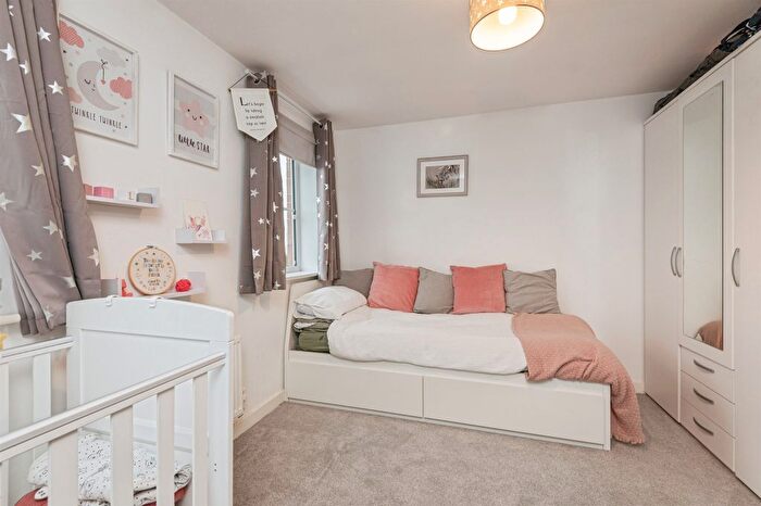 3 Bedroom Semi-detached House For Sale In Rhubarb Hill, Wakefield, WF2