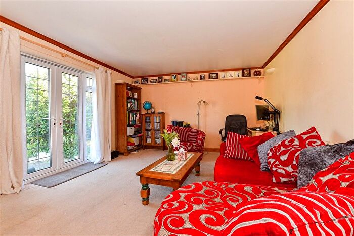 2 Bedroom Detached Bungalow For Sale In Birch Close, Hildenborough, Tonbridge, Kent, TN11