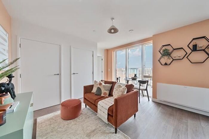 1 Bedroom Flat To Rent In New Road Triangle, Feltham, TW13