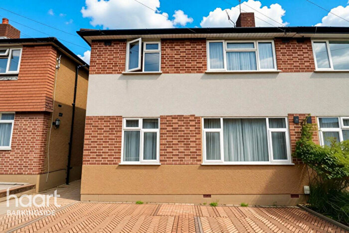 2 Bedroom Maisonette For Sale In Brunswick Gardens, Hainault, IG6
