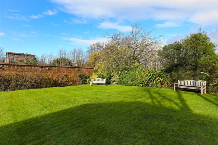 2 Bedroom Flat To Rent In Keswick Road, London, SW15