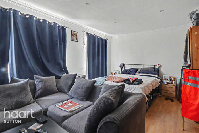 2 Bedroom Flat For Sale In Benhill Wood Road, Sutton, SM1