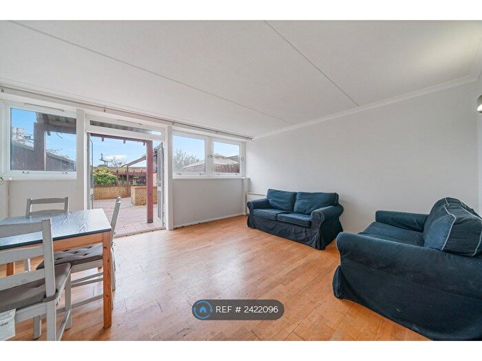 3 Bedroom Flat To Rent In Park Court, London, SW11