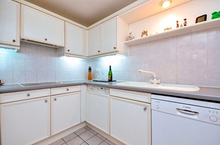 3 Bedroom Flat To Rent In Hampton Court, Rotherhithe, London, SE16