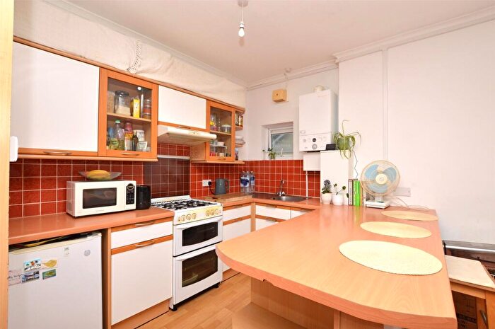2 Bedroom Apartment For Sale In Gloucester Road, Redhill, Surrey, RH1