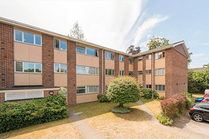 2 Bedroom Flat To Rent In Brockley Combe, Weybridge, KT13