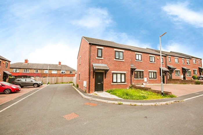 3 Bedroom End Of Terrace House For Sale In Acre Close, Halifax, HX3