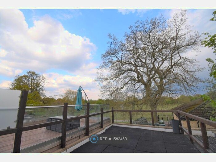 2 Bedroom Maisonette To Rent In High Street, Hampton Hill, TW12