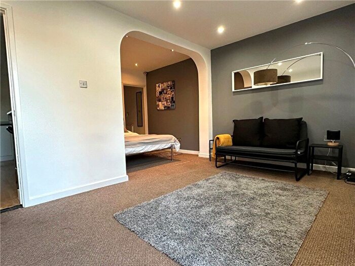 1 Bedroom Flat To Rent In Maybury Road, Woking, GU21