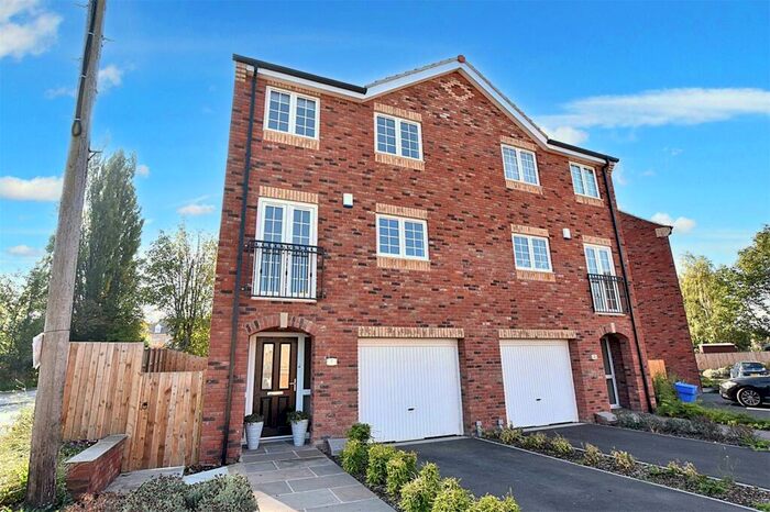 4 Bedroom Semi-Detached House To Rent In Wood Lane Court, New Farnley, Leeds, LS12