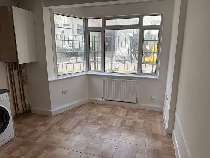 2 Bedroom Flat To Rent In Crest Court, NW4