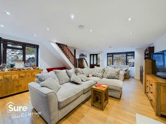 3 Bedroom Maisonette To Rent In Sunnyhill Road, Hemel Hempstead, Hertfordshire, HP1