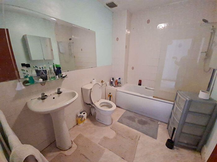 3 Bedroom House To Rent In Moorland Road, Leeds, LS6