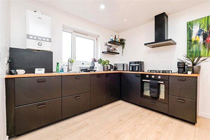 1 Bedroom Flat For Sale In Cemetery Road, London, E7