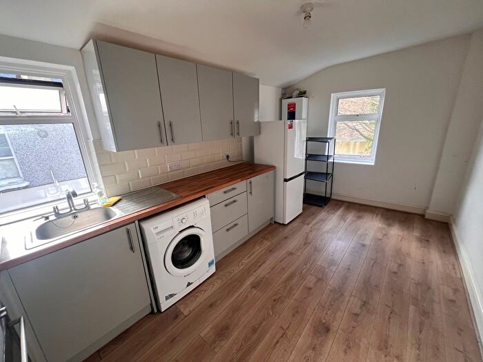 2 Bedroom Flat To Rent In Chigwell Road, London, E18