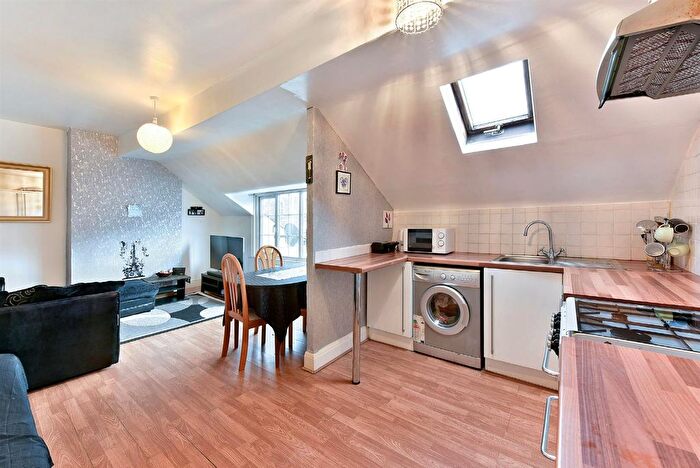 2 Bedroom Flat To Rent In Streatham Road, London, CR4