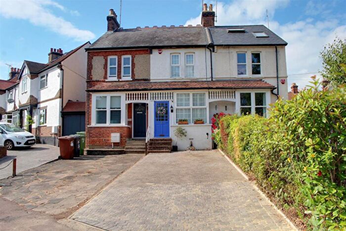 2 Bedroom Cottage For Sale In Quakers Lane, Potters Bar, EN6