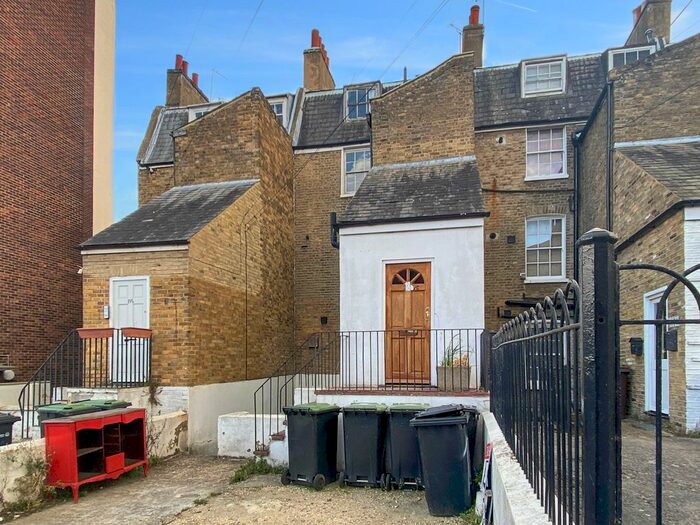 2 Bedroom Flat To Rent In Milton Place, Gravesend, Kent, DA12